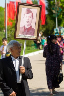 Shymkent, Kazakistan 9 Mayıs 2017: Ölümsüz alayı. Halk festivaller insan. Büyük Vatanseverlik Savaşı 1941-1945, Kızıl Ordu ve Sovyet halkının Zafer Bayramı.