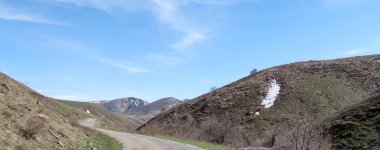 Dağlarda, bahar yatay stabilize yol