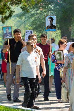 Shymkent, Kazakistan 9 Mayıs 2017: Ölümsüz alayı. Halk festivaller insan. Büyük Vatanseverlik Savaşı 1941-1945, Kızıl Ordu ve Sovyet halkının Zafer Bayramı.