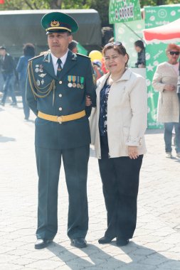 Petropavlovsk 7 Mayıs 2016: Resmi tatil. Defender'ı vatan günün Kazakistan'da 7 Mayıs kutladı. Asker ve askeri. Toplu kutlamalar insanlar.