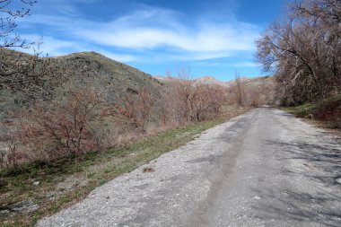 Dağlarda, bahar yatay stabilize yol