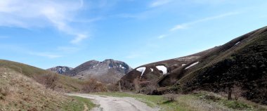 Dağlarda, bahar yatay stabilize yol