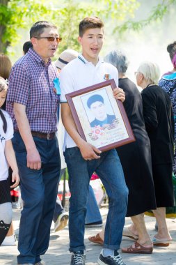 Shymkent, Kazakistan 9 Mayıs 2017: Ölümsüz alayı. Halk festivaller insan. Büyük Vatanseverlik Savaşı 1941-1945, Kızıl Ordu ve Sovyet halkının Zafer Bayramı.