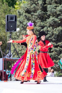 Shymkent, Kazakistan - 1 Mayıs 2017: Kazakistan halklarının Ulusal kostümleri dansçılar. 1 Mayıs Kazakistan halkının birlik gün işaretler