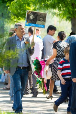 Shymkent, Kazakistan 9 Mayıs 2017: Ölümsüz alayı. Halk festivaller insan. Büyük Vatanseverlik Savaşı 1941-1945, Kızıl Ordu ve Sovyet halkının Zafer Bayramı.