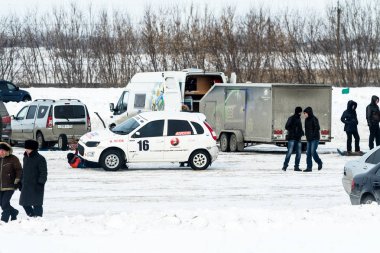 Petropavlovsk, Kazakistan - 6 Mart 2016: Fincan Urallar, Sibirya ve Kazakistan kış parça yarış. Yarış pisti Bishkul Kuzey Kazakistan 2016.