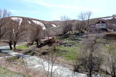 Nehir dağlarda, erken bahar