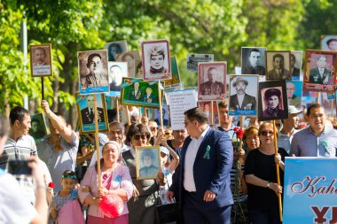 Shymkent, Kazakistan 9 Mayıs 2017: Ölümsüz alayı. Halk festivaller insan. Büyük Vatanseverlik Savaşı 1941-1945, Kızıl Ordu ve Sovyet halkının Zafer Bayramı.