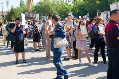 Shymkent, Kazakistan 9 Mayıs 2017: Ölümsüz alayı. Halk festivaller insan. Büyük Vatanseverlik Savaşı 1941-1945, Kızıl Ordu ve Sovyet halkının Zafer Bayramı.
