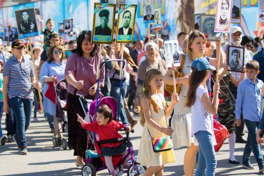 Shymkent, Kazakistan 9 Mayıs 2017: Ölümsüz alayı. Halk festivaller insan. Büyük Vatanseverlik Savaşı 1941-1945, Kızıl Ordu ve Sovyet halkının Zafer Bayramı.