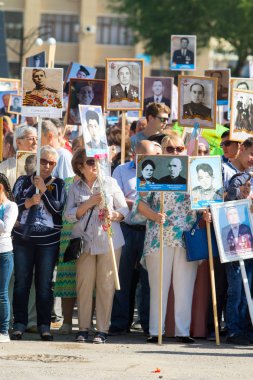 Shymkent, Kazakistan 9 Mayıs 2017: Ölümsüz alayı. Halk festivaller insan. Büyük Vatanseverlik Savaşı 1941-1945, Kızıl Ordu ve Sovyet halkının Zafer Bayramı.