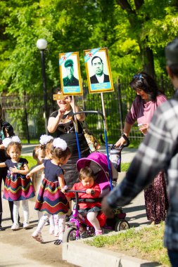 Shymkent, Kazakistan 9 Mayıs 2017: Ölümsüz alayı. Halk festivaller insan. Büyük Vatanseverlik Savaşı 1941-1945, Kızıl Ordu ve Sovyet halkının Zafer Bayramı.