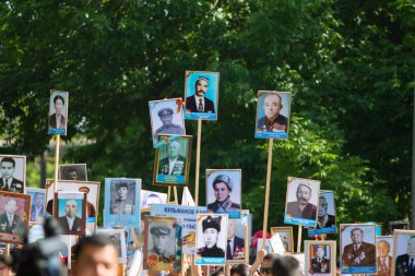 Shymkent, Kazakistan 9 Mayıs 2017: Ölümsüz alayı. Halk festivaller insan. Büyük Vatanseverlik Savaşı 1941-1945, Kızıl Ordu ve Sovyet halkının Zafer Bayramı.