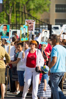 Shymkent, Kazakistan 9 Mayıs 2017: Ölümsüz alayı. Halk festivaller insan. Büyük Vatanseverlik Savaşı 1941-1945, Kızıl Ordu ve Sovyet halkının Zafer Bayramı.