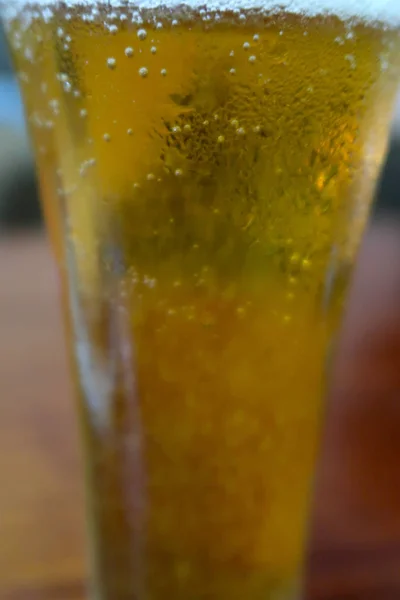 Een Glas Bier Met Druppels — Stockfoto