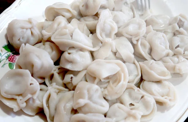 Bir tabakta yemek köfte