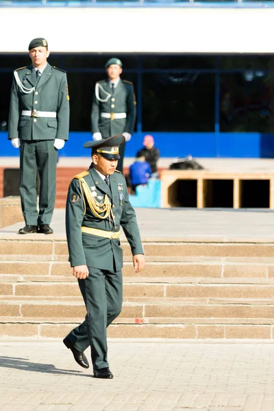 Petropavlovsk 7 Mayıs 2016: Resmi tatil. Defender'ı vatan günün Kazakistan'da 7 Mayıs kutladı. Asker ve askeri. Toplu kutlamalar insanlar.