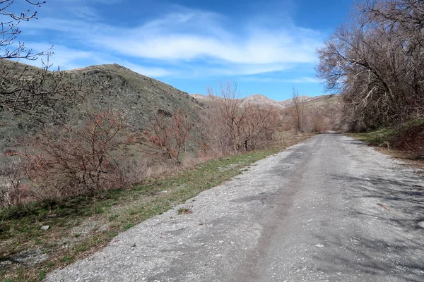 Dağlarda, bahar yatay stabilize yol