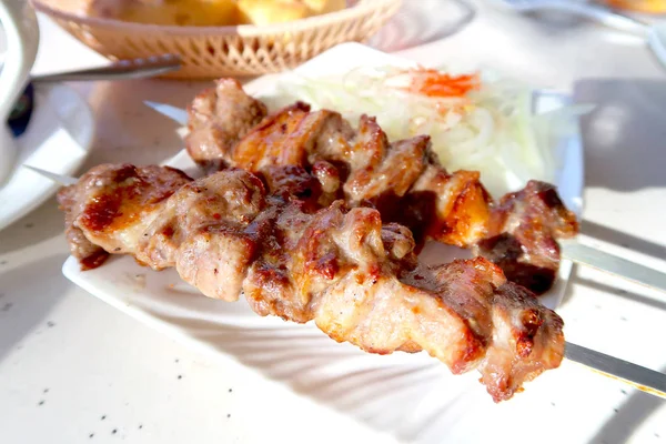Shashlik Carne Apetitosa Servido Prato — Fotografia de Stock