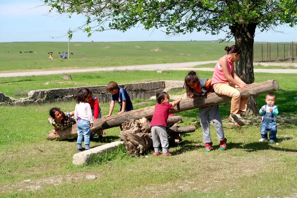 Kazakhstan Shymkent Avril 2017 Balançoire Les Petits Enfants Jouent Dans — Photo