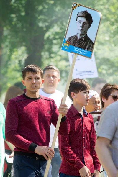 Shymkent, Kazakistan 9 Mayıs 2017: Ölümsüz alayı. Halk festivaller insan. Büyük Vatanseverlik Savaşı 1941-1945, Kızıl Ordu ve Sovyet halkının Zafer Bayramı.