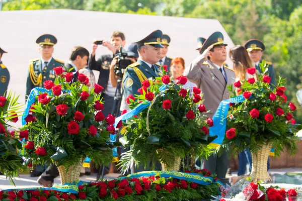 Shymkent, Kazakistan 9 Mayıs 2017: Ölümsüz alayı. Halk festivaller insan. Büyük Vatanseverlik Savaşı 1941-1945, Kızıl Ordu ve Sovyet halkının Zafer Bayramı.
