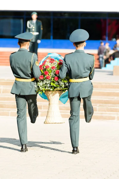Petropavlovsk 7 Mayıs 2016: Resmi tatil. Defender'ı vatan günün Kazakistan'da 7 Mayıs kutladı. Asker ve askeri. Toplu kutlamalar insanlar.