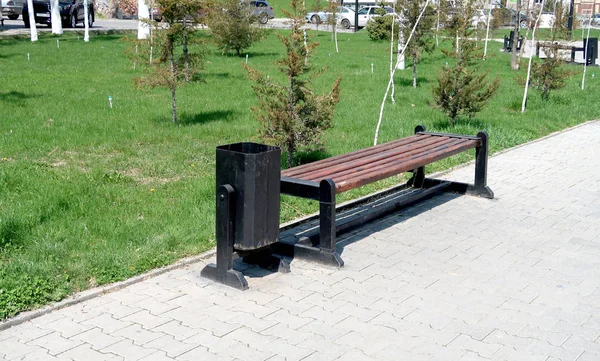 Träbänk Parken Våren — Stockfoto