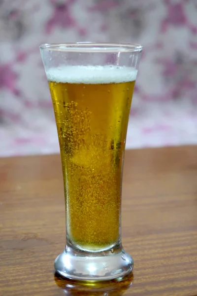 Ein Glas Bier Mit Tropfen — Stockfoto