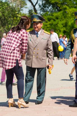 Shymkent, Kazakistan 9 Mayıs 2017: Ölümsüz alayı. Halk festivaller insan. Büyük Vatanseverlik Savaşı 1941-1945, Kızıl Ordu ve Sovyet halkının Zafer Bayramı.