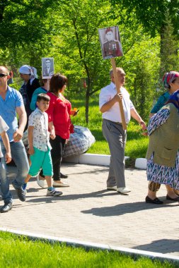 Shymkent, Kazakistan 9 Mayıs 2017: Ölümsüz alayı. Halk festivaller insan. Büyük Vatanseverlik Savaşı 1941-1945, Kızıl Ordu ve Sovyet halkının Zafer Bayramı.