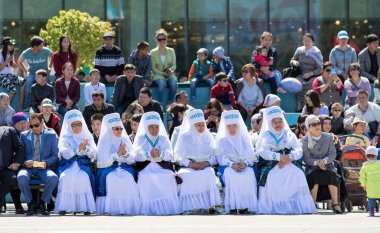 Shymkent, Kazakistan - 1 Mayıs 2017: İnsanlar kutlamak tatil, kitlesel festivaller. 1 Mayıs Kazakistan halkının birlik gün işaretler