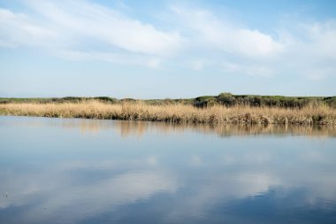 Göl su bulutlarda yansıması