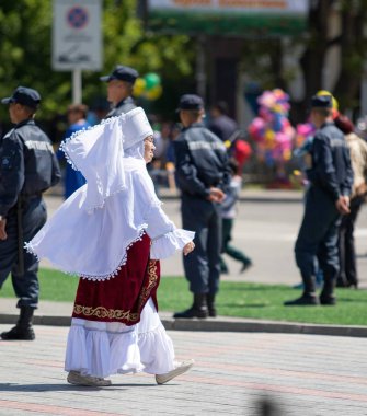 Shymkent, Kazakistan - 1 Mayıs 2017: Şarkıcı ve ulusal kostümleri dansçılar. 1 Mayıs Kazakistan halkının birlik gün işaretler