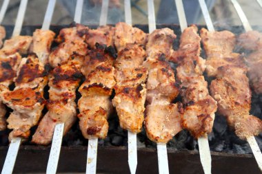 Kömüre pişmiş et şiş şiş üzerinde