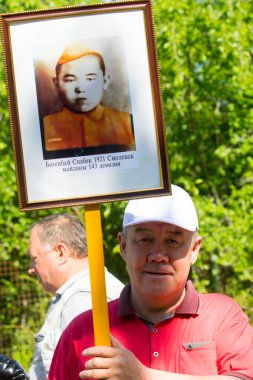 Shymkent, Kazakistan 9 Mayıs 2017: Ölümsüz alayı. Halk festivaller insan. Büyük Vatanseverlik Savaşı 1941-1945, Kızıl Ordu ve Sovyet halkının Zafer Bayramı.