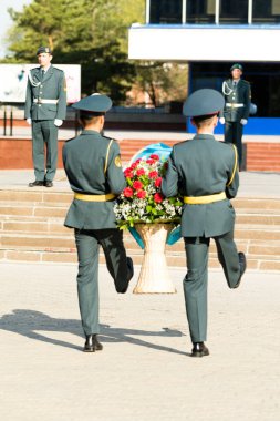 Petropavlovsk 7 Mayıs 2016: Resmi tatil. Defender'ı vatan günün Kazakistan'da 7 Mayıs kutladı. Asker ve askeri. Toplu kutlamalar insanlar.