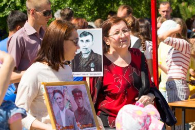 Shymkent, Kazakistan 9 Mayıs 2017: Ölümsüz alayı. Halk festivaller insan. Büyük Vatanseverlik Savaşı 1941-1945, Kızıl Ordu ve Sovyet halkının Zafer Bayramı.