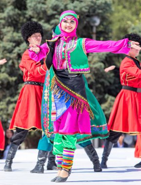 Shymkent, Kazakistan - 1 Mayıs 2017: Kazakistan halklarının Ulusal kostümleri dansçılar. 1 Mayıs Kazakistan halkının birlik gün işaretler