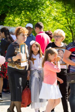 Shymkent, Kazakistan 9 Mayıs 2017: Ölümsüz alayı. Halk festivaller insan. Büyük Vatanseverlik Savaşı 1941-1945, Kızıl Ordu ve Sovyet halkının Zafer Bayramı.