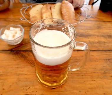 Bira bardağı yemek masasında