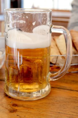 Masada bira olan kupa.