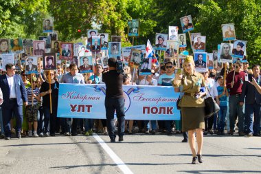 Shymkent, Kazakistan 9 Mayıs 2017: Ölümsüz alayı. Halk festivaller insan. Büyük Vatanseverlik Savaşı 1941-1945, Kızıl Ordu ve Sovyet halkının Zafer Bayramı.
