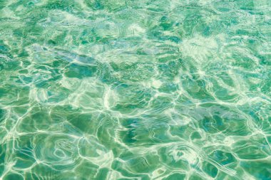 Su havuzu arka planda