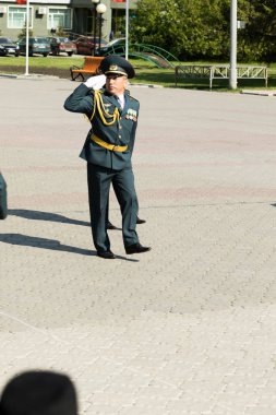 Petropavlovsk 7 Mayıs 2016: Resmi tatil. Defender'ı vatan günün Kazakistan'da 7 Mayıs kutladı. Asker ve askeri. Toplu kutlamalar insanlar.