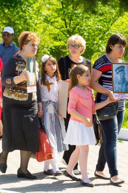 Shymkent, Kazakistan 9 Mayıs 2017: Ölümsüz alayı. Halk festivaller insan. Büyük Vatanseverlik Savaşı 1941-1945, Kızıl Ordu ve Sovyet halkının Zafer Bayramı.