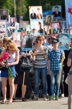 Shymkent, Kazakistan 9 Mayıs 2017: Ölümsüz alayı. Halk festivaller insan. Büyük Vatanseverlik Savaşı 1941-1945, Kızıl Ordu ve Sovyet halkının Zafer Bayramı.