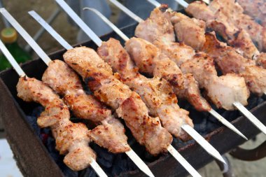 Kömüre pişmiş et şiş şiş üzerinde