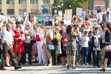 Shymkent, Kazakistan 9 Mayıs 2017: Ölümsüz alayı. Halk festivaller insan. Büyük Vatanseverlik Savaşı 1941-1945, Kızıl Ordu ve Sovyet halkının Zafer Bayramı.
