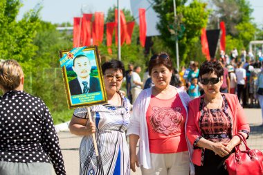 Shymkent, Kazakistan 9 Mayıs 2017: Ölümsüz alayı. Halk festivaller insan. Büyük Vatanseverlik Savaşı 1941-1945, Kızıl Ordu ve Sovyet halkının Zafer Bayramı.